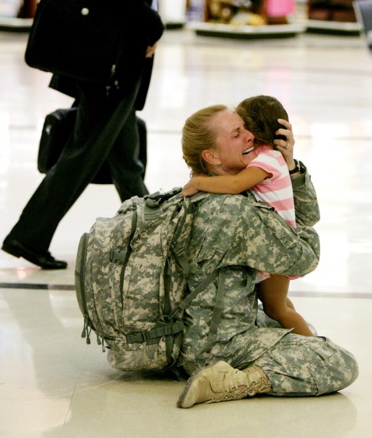 Мама встретилась со своей дочерью, после службы в Ираке.