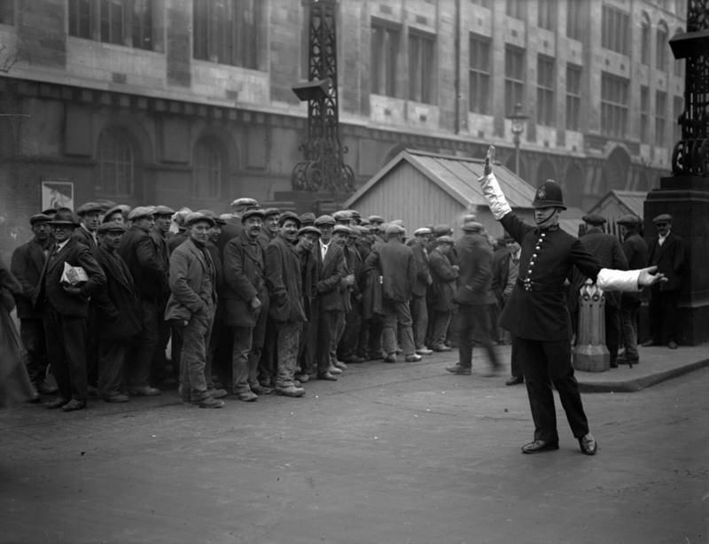 14. Работники метрополитена стоят в очереди за заработной платой. 1926 г.