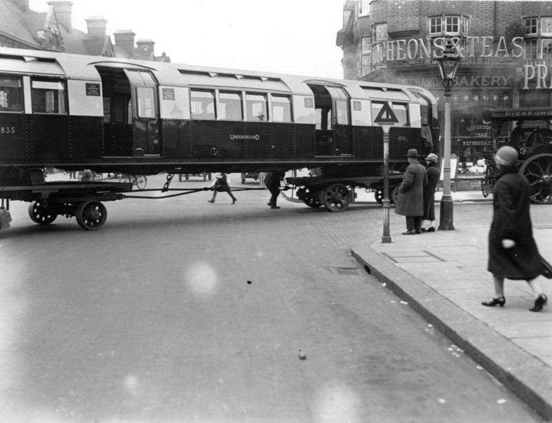 15. Перевозка поезда метро по улицам Лондона. 1926 г.