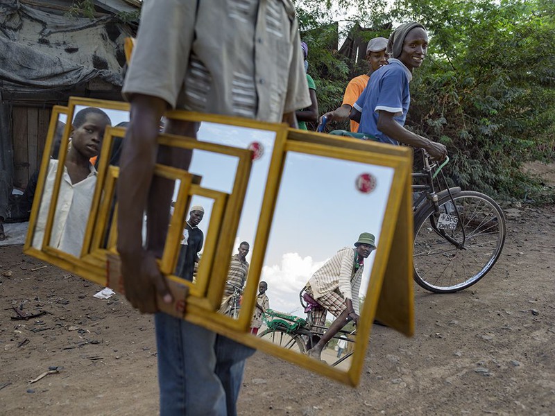 12 «Зеркальные взгляды». Кения. Автор: Randy Olson.
