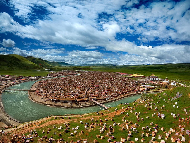 13 «Река десяти тысячи душ». Жилища буддистских монахов. Тибетский автономный округ. Автор: Thierry Bornier.