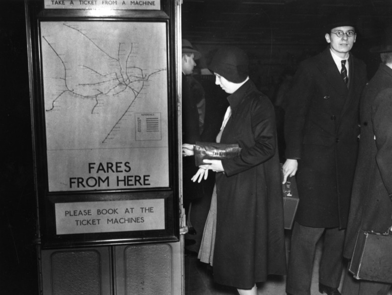 21. Пассажир покупает билет на площади Пикадилли, 1930 г.