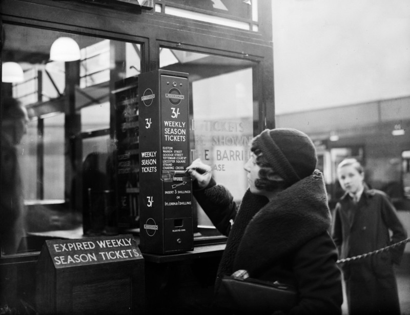 22. Пассажир покупает билет в автомате на станции Хайгейт. 1932 г..