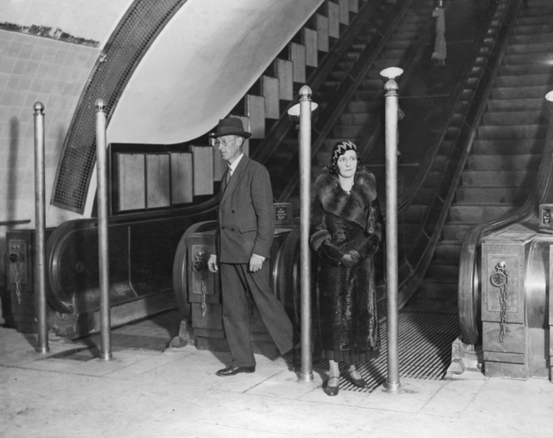 23. Пассажиры на эскалаторе, сентябрь 1932 г.