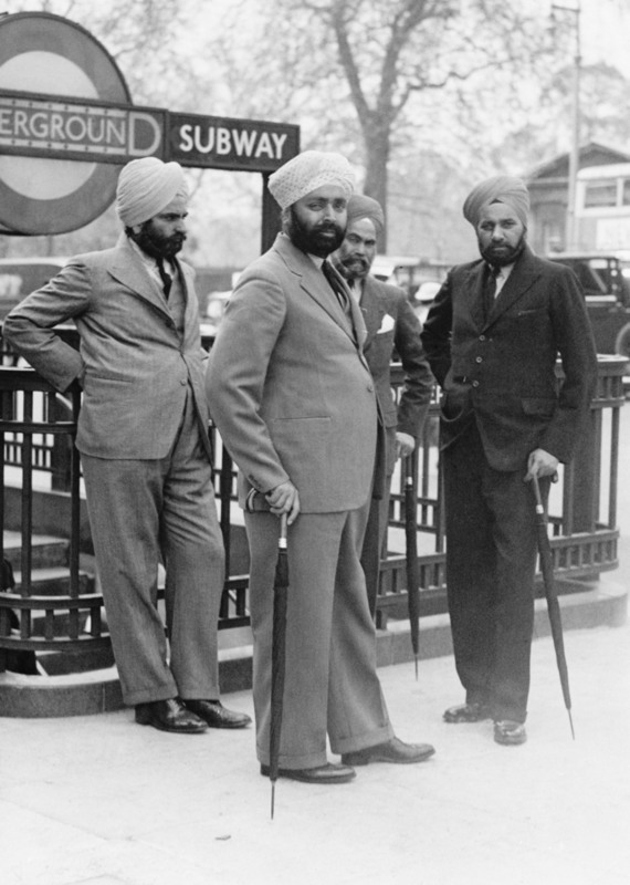 25. Группа сикхских мужчин у входа в метро, 1935 г.