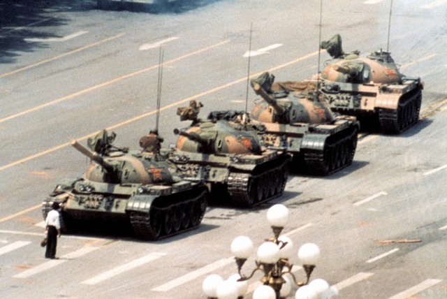 Неизвестный мятежник, который стоял перед колонной китайских танков. Тяньаньмэнь, 1989 год.