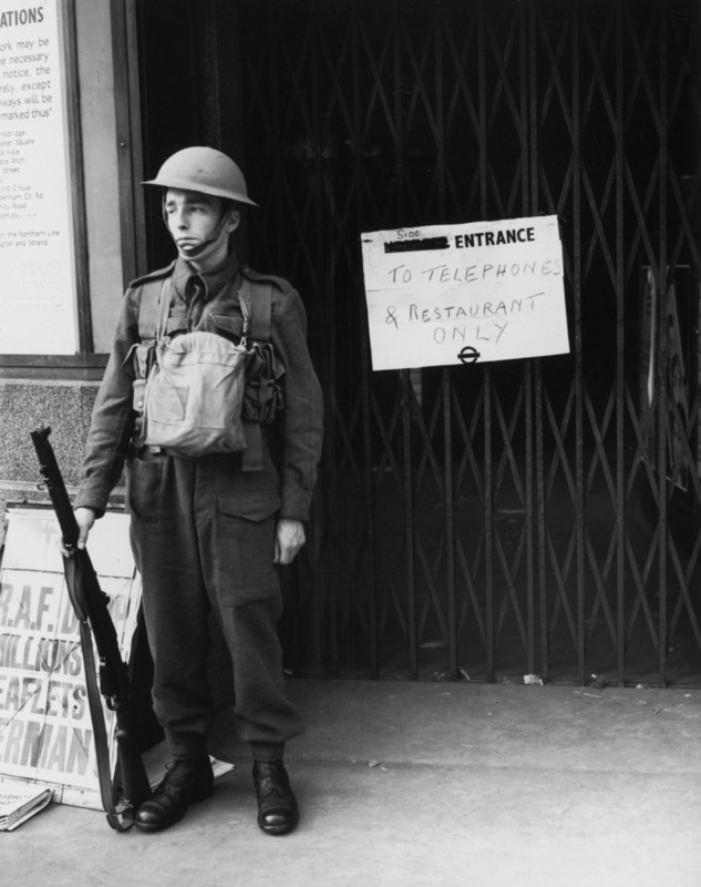 33. Охранник возле станции, которая была закрыта через два дня после провозглашения войны между Великобританией и Германией, 5 сентября 1939 г.