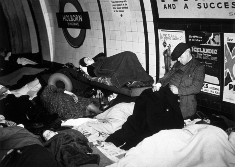 34. Люди спят на платформе станции метро Холборн во время воздушного налета, 1940 г.