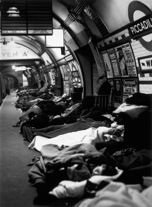 35. Люди спят на платформе в станции метро Пикадилли во время воздушного налета, 1940 г.