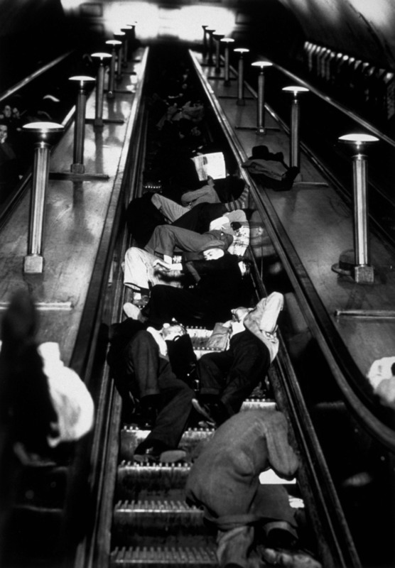 36. Люди спят на эскалаторах в станции метро Пикадилли во время воздушного налета, 1940 г.