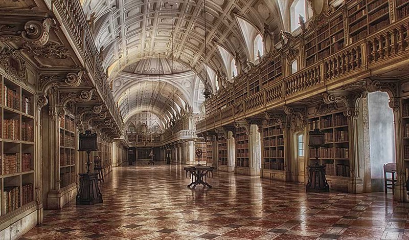 30 Библиотека Национального дворца Мафре (Португалия).