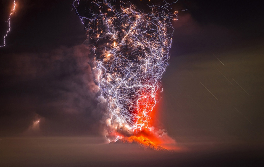 8 Фотограф Франциско Негрони Родригес  сумел запечатлеть молнию ,сверкнувшую при извержении  вулкана Кальбуко в Чили.  1-е место на международном конкурсе HIPA 2016 в Общей номинации.