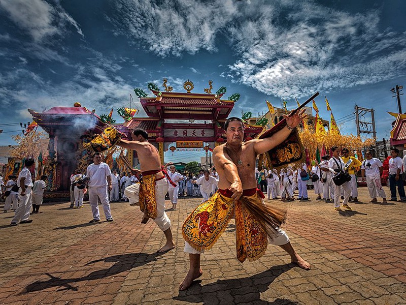 8 "Танец". Снимок сделан во время ежегодного Вегетарианского фестиваля в Пхукете (Таиланд). Автор - Kampol Jindaprom.