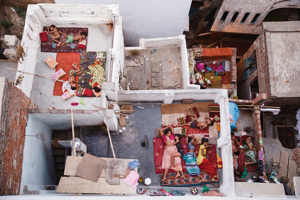 5 Второе место в категории «Люди». «Сны на крыше, Варанаси» (Rooftop Dreams, Varanasi). Автор - Ясмин Мунд. Фото сделано в Индии.