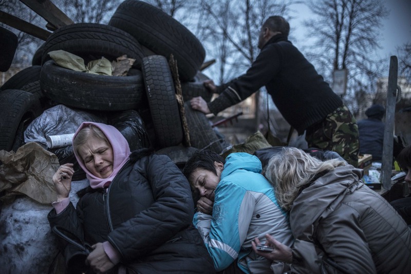 6 Women took shelter from sniper fire behind the barricades.
Sergey Ponomarev for The New York Times. KIEV, UKRAINE
02/21/2014