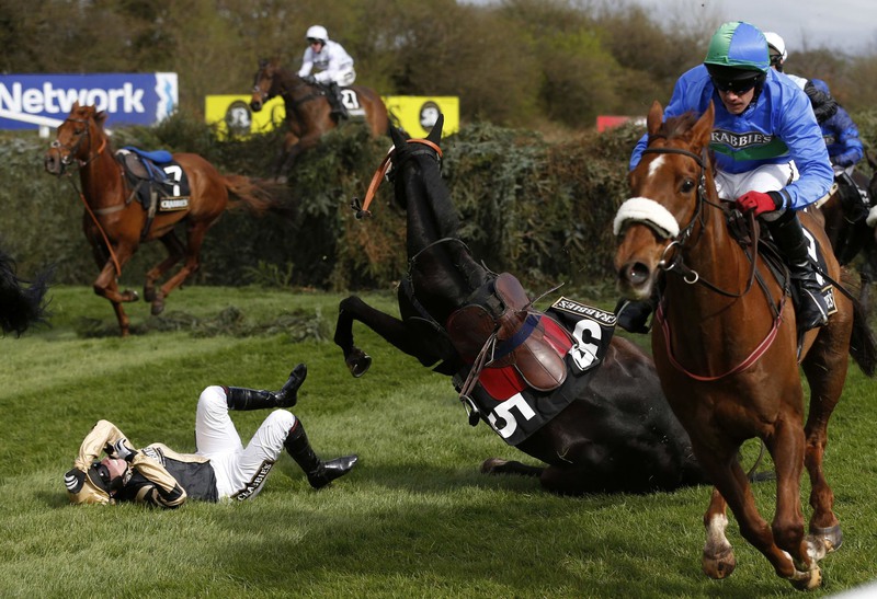 10 The jockey Noel Fehily fell off his mount, Fago, during a Grand National steeplechase event.
Russell Cheyne/Reuters. AINTREE, ENGLAND
04/04/2014