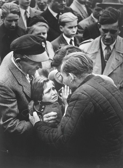 Встреча дочери с отцом - заключенным Второй мировой войны, и освобожденным Советским Союзом. Девочка видит отца первый раз.