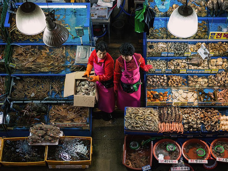 21 "Рыночное обсуждение". Рынок в Сеуле (Южная Корея). Автор - Brian Hammonds.