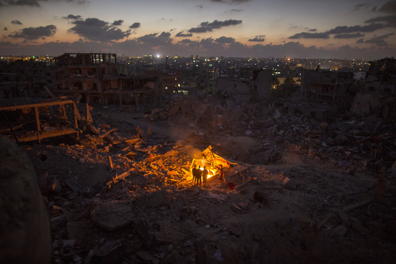 27 Residents of the Sha’af neighborhood lit a fire at sundown in the rubble of their destroyed homes.
Wissam Nassar for The New York Times. GAZA CITY
08/28/2014