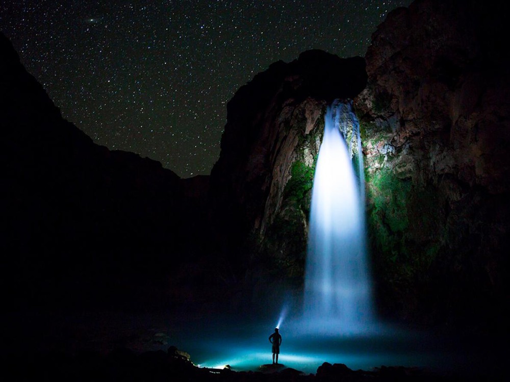 16 "Ночной водопад". Водопад Хавасу-Фолс, Гранд-Каньон, Аризона. Автор - JES STOCKHAUSEN