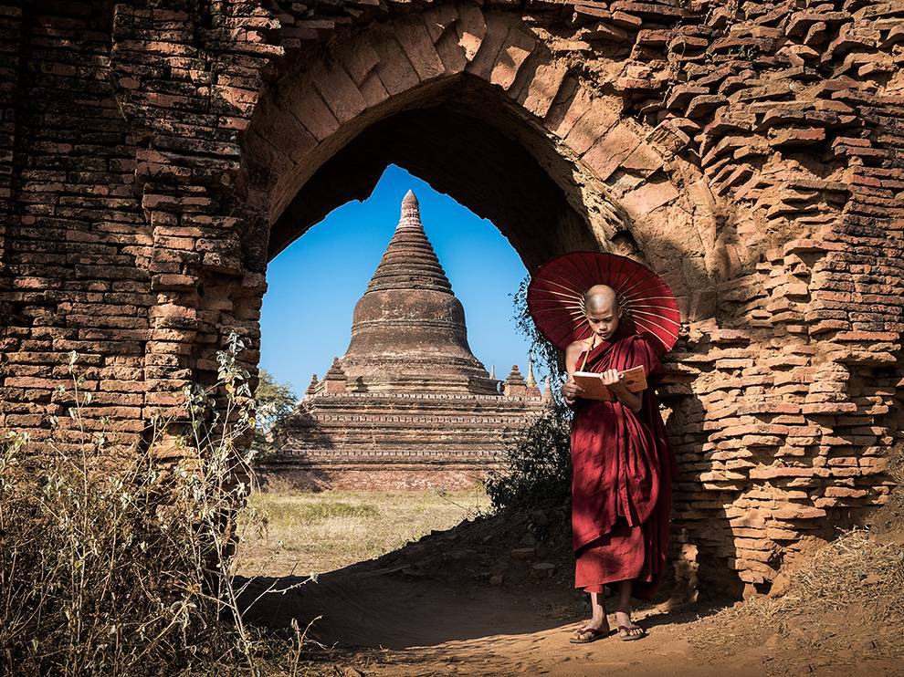 4 "Тихое место". Автор - Nuttawut Jaroenchai. Молодой монах в древнем городе Мьянмы - Багане.