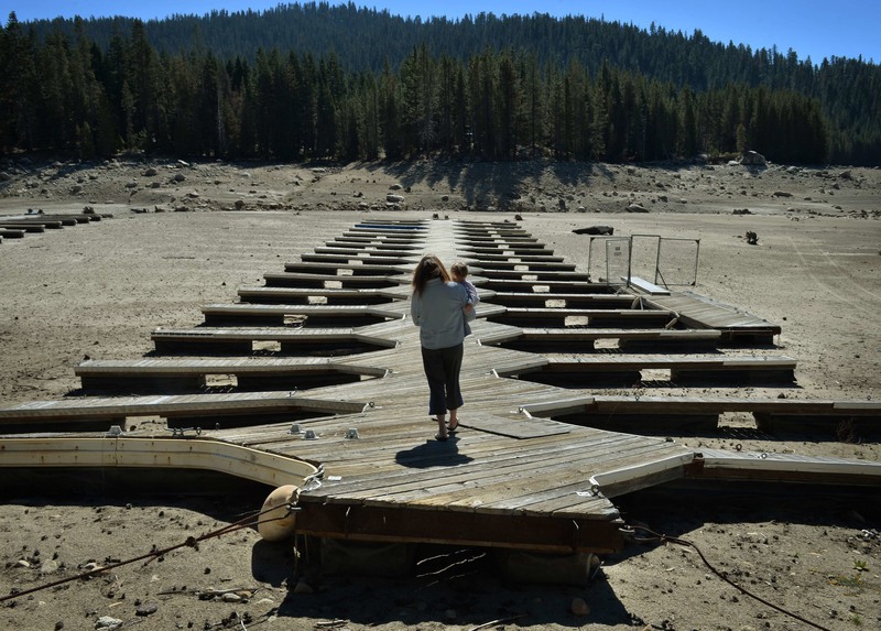 35 Mitzi Richards, a marina owner, and her granddaughter on their boat dock in the dried-up lake bed in the third year of severe drought.
Mark Ralston/Agence France-Presse — Getty Images. HUNTINGTON LAKE, CALIF.
09/23/2014