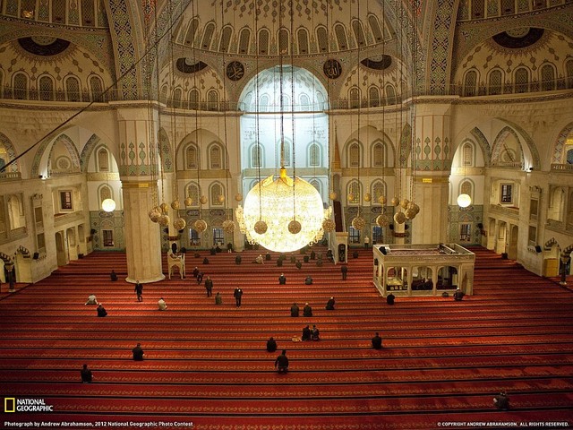 Мечеть Коджатепе в Турции — одна из крупнейших в мире. Здесь могут одновременно находиться до 24 000 верующих. Строительство мечети Коджатепе длилось 22 года, с 1964 по 1986 год. (Фото Andrew Abrahamson)