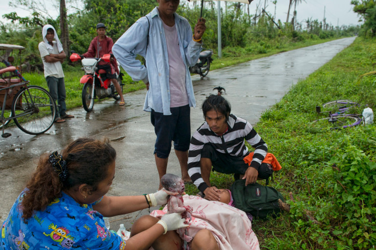 2. 18-летняя Analyn Pesado рожает ребенка на обочине дороги, неподалеку от клиники городка Таклобан (Филиппины).