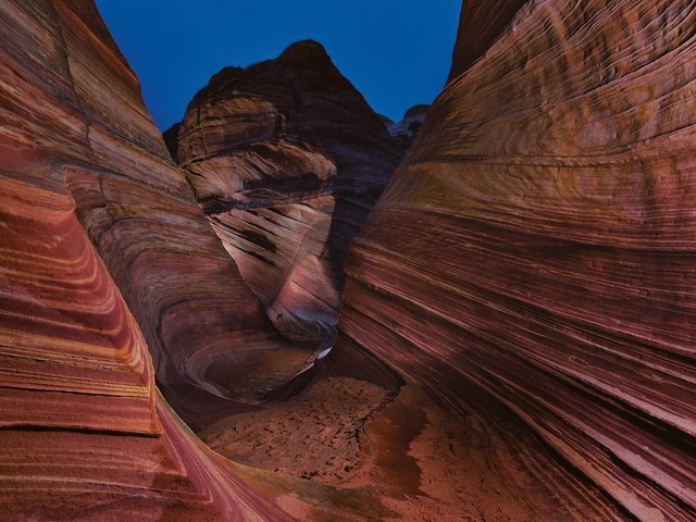 Аризонские изгибы Уэйв (wave – с англ. "волна") – самая знаменитая достопримечательность скал Вермилион, штат Аризона, США. (Фото Ричард Барнз)