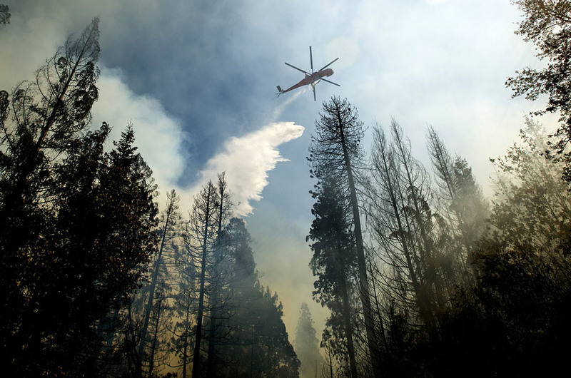 8. Тушение огня с вертолета. 17 сентября 2014 года. Автор - Noah Berger. Reuters.