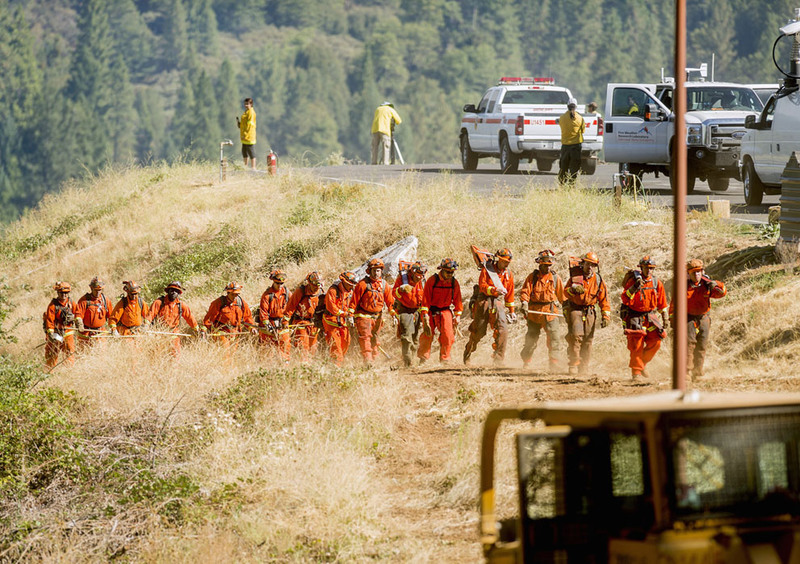 9. Пожарные возвращаются к своим машинам.  17 сентября 2014 года. Автор - Noah Berger. Reuters.