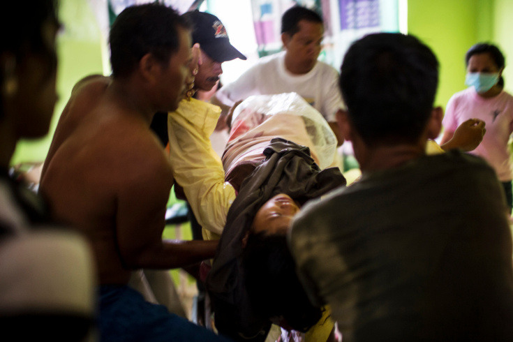 5. Мать и ребенок прибыли в клинику в Таклобане (Филиппины).