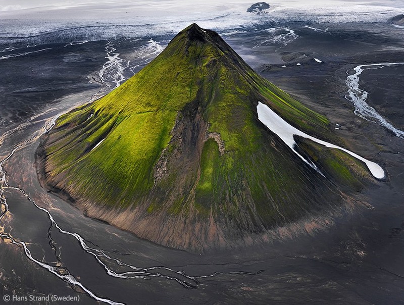 Взрослая категория.
Пейзажи.
11. Потухший вулкан Маелифелл в Исландии. автор - Hans Strand, Швеция.