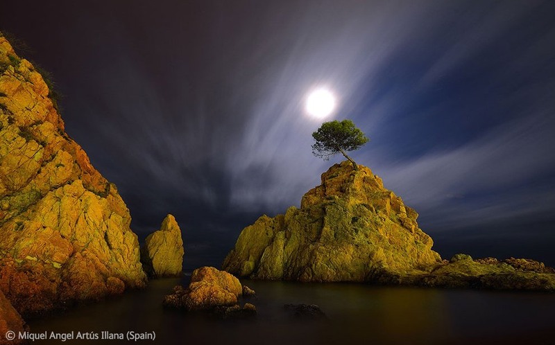 12. Бухта Тосса-де-Мар на северо-востоке Испании в лунном свете. Автор - Miquel Angel Artus Illana, Испания.
