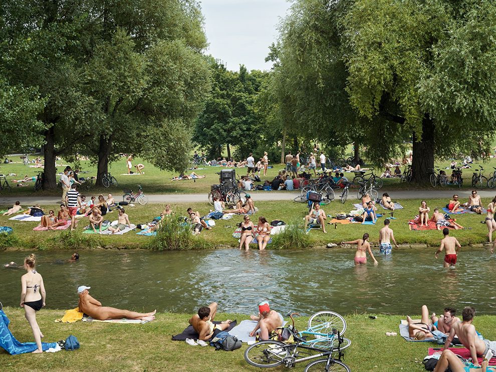 19 "Нагишом". Автор - Simon Roberts. Парк - Английский сад в Мюнхене (Германия), который является одним из крупнейших в Европе; популярен среди нудистов с 70-х годов.