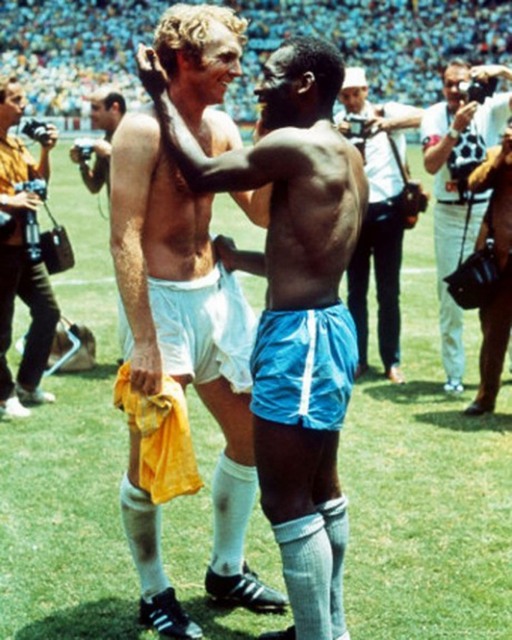 Два легендарных капитана Пеле и Бобби Мур обмениваются майками в знак взаимоуважения после Чемпионата мира по футболу, 1970 год.