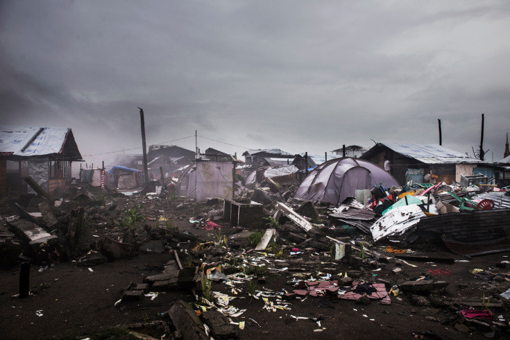 13. Поврежденные дома в Пало вблизи городка Таколобан. Тайфун Хайянь настиг Филиппины 8 ноября 2013 года, в результате чего погибли около 6 тыс. человек, а пострадало около 14 млн., уничтожено и разрушено множество домов. Люди остались без крова и средств к существованию. Около 230 тысяч беременных женщин находилось в пострадавшем районе на тот момент.  Разрушены также многие медицинские учреждения.