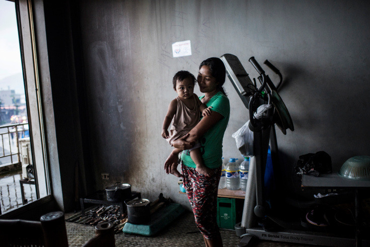 15. На снимке мать и ребенок, переселенные в спорт-зал после разрушений тайфуна Хайянь (Филиппины).