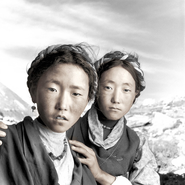 Шело, 20 лет и Бенба, 17 лет. Ньялам, Тибет. «Шело и Бенба, лучшие подруги с детства. Они работают горничными в отеле в Ньяламе, древней тибетской деревне, которая стала перевалочным пунктом для альпинистов по дороге на Эверест».