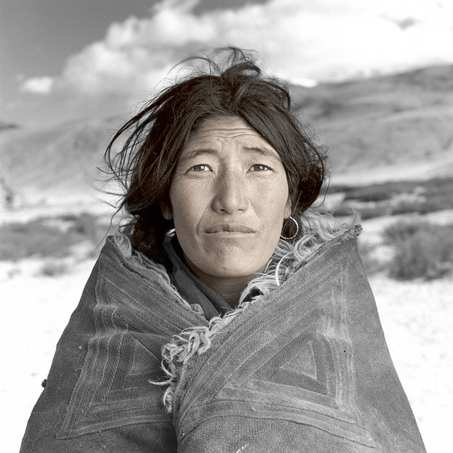 Долма, 38 лет. Чантанг, Ладак. «Долма никогда раньше не встречала западных людей. Она тянулась ко мне, дотрагивалась до моего плеча и быстро отдергивала руку, прятала ее под своей накидкой и смеялась. Молоденькой девушкой она бежала через тибетско-индийскую границу вместе со своей семьей после того, как прошел слух, что жителей их кочевого лагеря заставят жить в коммуне».