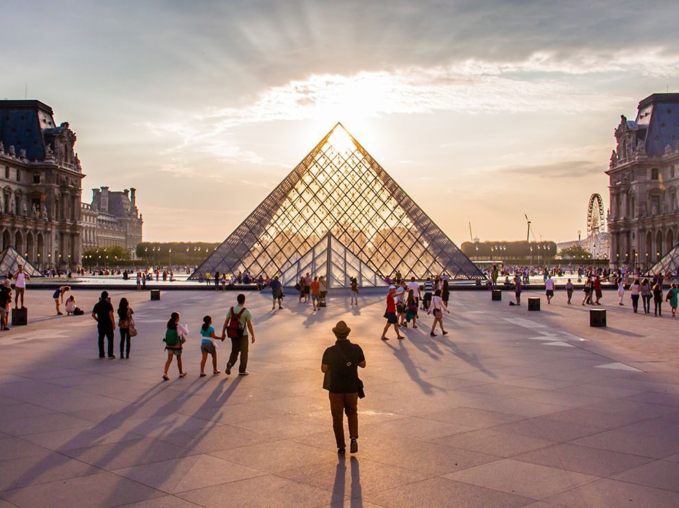 29 "Свечение в городе света". Автор -  Noemie Trusty. Солнечный свет проходит через стекло Пирамиды Лувра (Париж, Франция).