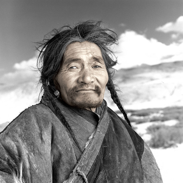 Норзум, 44 года. Озеро Цо Морари, Ладак. «Норзум прекрасно помнит, как еще мальчиком бежал из Тибета вместе со своей семьей. Передвигаясь по ночам и прячась днем, они за двадцать с лишним дней перебрались через границу в Ладак. Во время сильного мороза на высоте более 5000 м умер его младший брат. Норзум говорит, что места, где ему теперь приходится жить, гораздо более суровые, чем его родина».