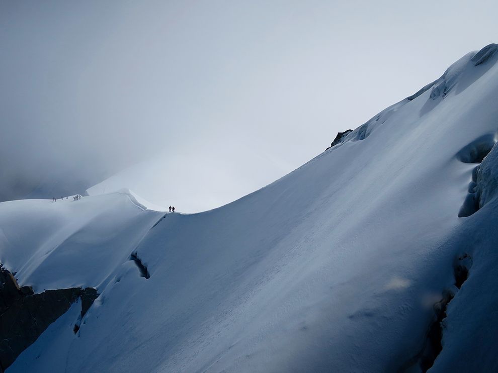 30 "Где земля встречает с небом". Автор - Arina Andryeyeva. Снимок сделан на горе Монблан в Альпах. Эта гора является второй по высоте в Европе после Эльбруса.