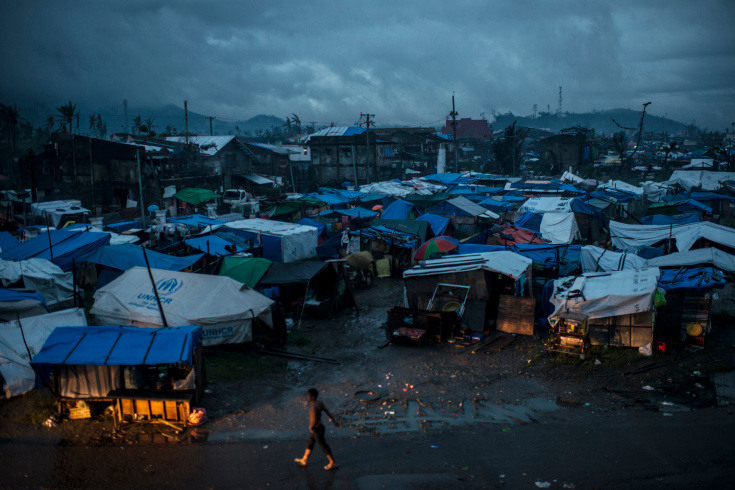 19. Люди вынуждены жить в палатках после нашествия тайфуна Хайянь (город Таклобан, Филиппины).