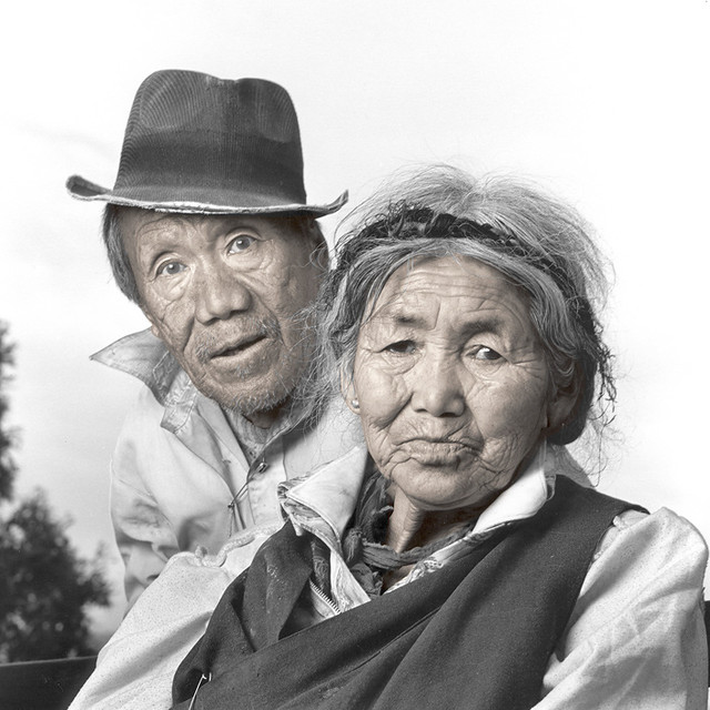 Цезим, 79 лет и Деки, 72 года. Дхарамсала, Индия. «Цезим и Деки — старинные друзья. Они были в числе 100 000 тибетцев, которые бежали из Тибета в 1959 году вместе с далай-ламой. Муж Деки был убит во время восстания, но она смогла взять с собой своих пятерых детей. С тех пор Деки поселилась в Дхарамсале, рядом с далай-ламой и резиденцией правительства Тибета в изгнании».