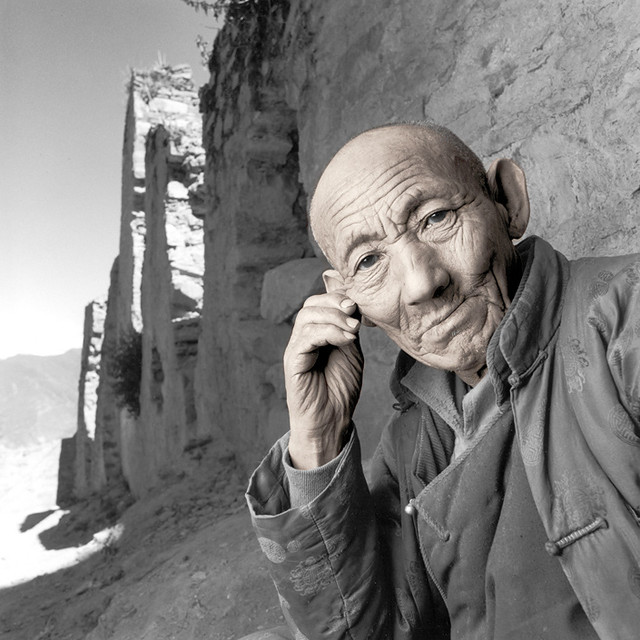 Самден, 72 года. Монастырь Ганден, Тибет. «Самден пришел в Ганден (один из крупнейших тибетских монастырей-университетов) в 12 лет. Во время культурной революции Ганден был полностью разрушен, как и другие 6200 тибетских монастырей, из которых уцелели лишь 11. Самдену было тогда 44 года. Сейчас ему 72 и он по-прежнему живет в этом восстановленном монастыре».