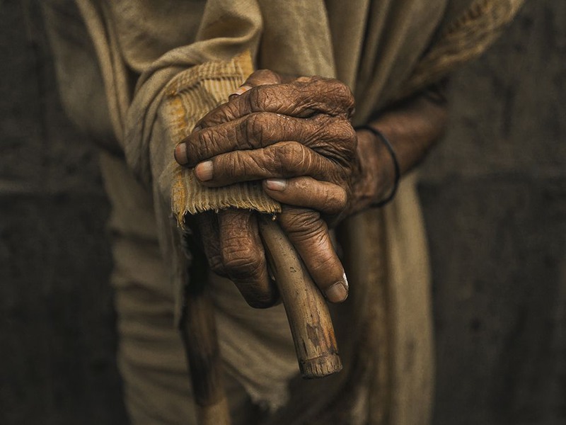 26 «Руки времени». Пожилой человек в Бангладеше. Автор - Dolon archi