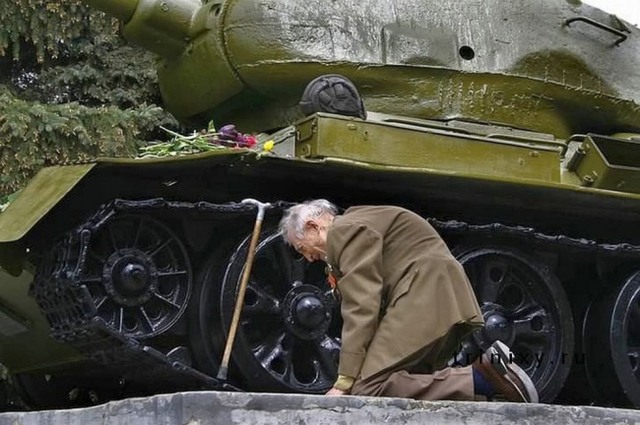 Ветеран около танка т34-85, на котором он воевал во время Великой Отечественной Войны.