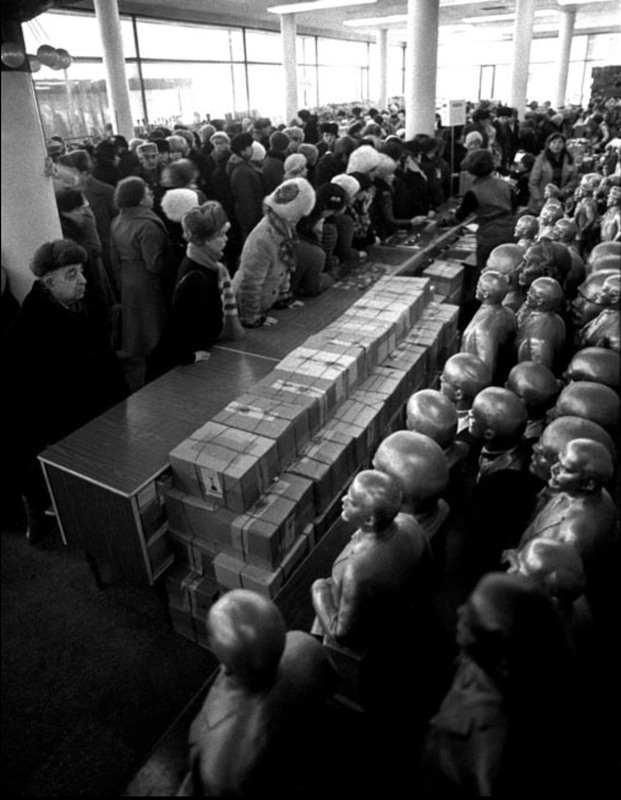 20. 1975-1976 год. Калининский проспект, магазин «Весна».