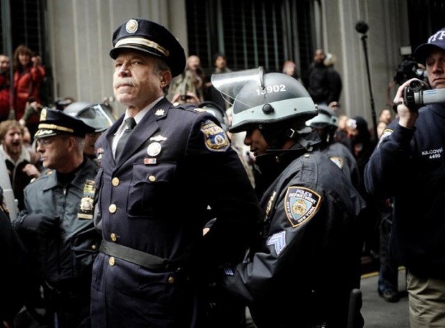Капитан полиции Рей Льюис арестован за то, что он участвовал в протестах на Уолл-стрит в 2011.